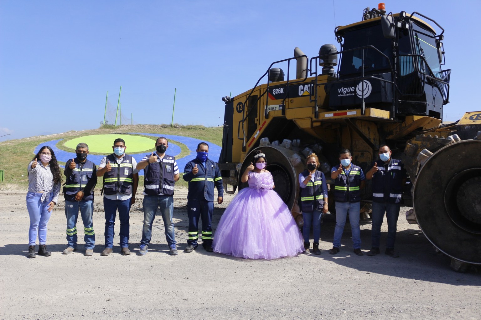 Quinceañera junto a un equipo de recolectores de basura; Quinceañera se toma fotografías en el basurero que trabaja su papá