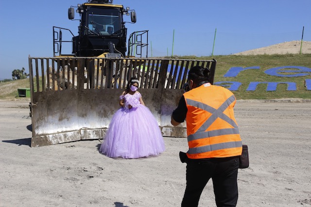 Hombre tomando fotografías; Quinceañera se toma fotografías en el basurero que trabaja su papá