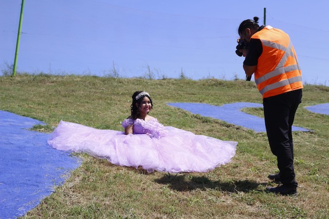 Quinceañera en sesión de fotos; Quinceañera se toma fotografías en el basurero que trabaja su papá