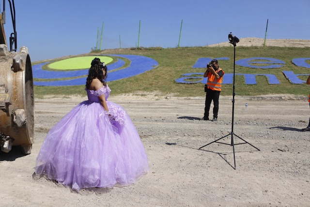 Quinceañera en sesión de fotos; Quinceañera se toma fotografías en el basurero que trabaja su papá