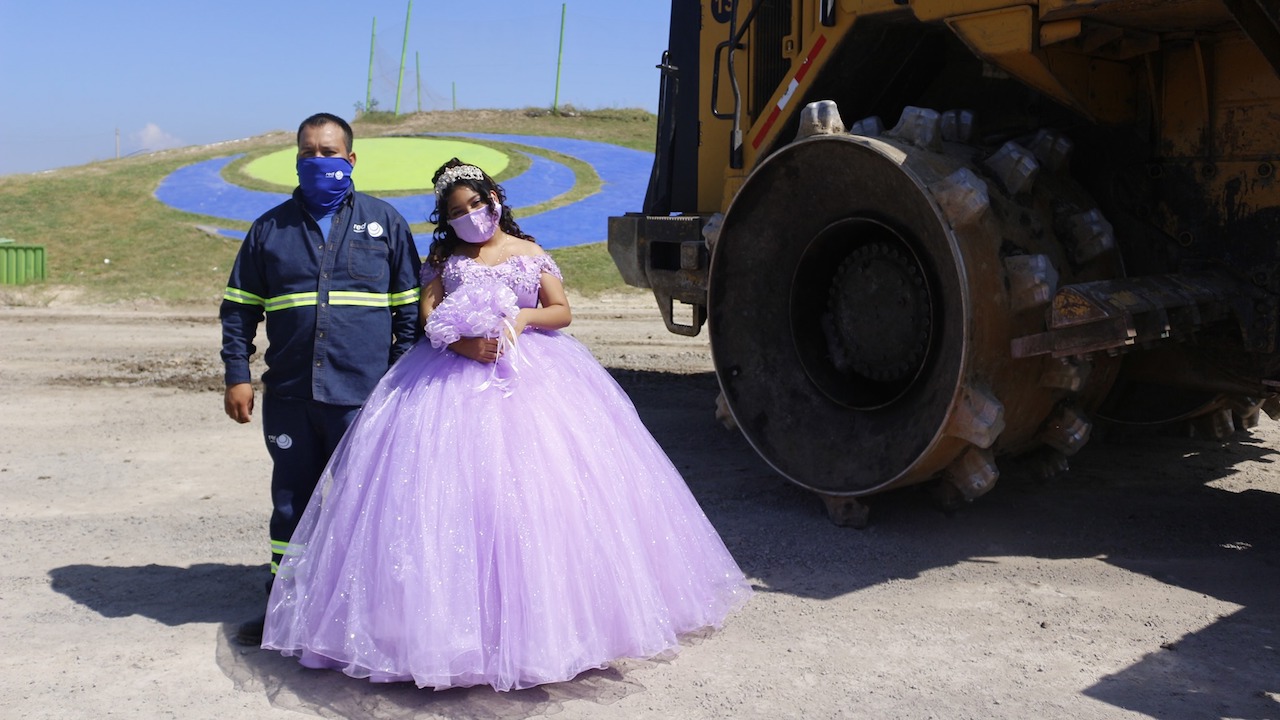 Chica junto a su padre en sesión de fotos; Quinceañera se toma fotografías en el basurero que trabaja su papá