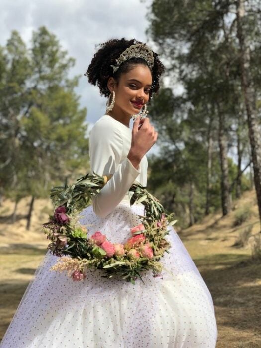 Chica sosteniendo un ramo circular el día de su boda 