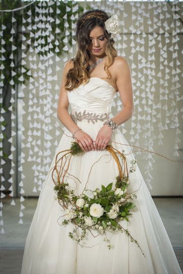 Chica sosteniendo un ramo circular el día de su boda 