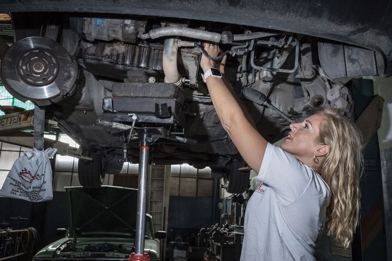 mujer mecanica; Se niega a que una chica lo atienda en taller automotriz y queda en ridículo en redes sociales