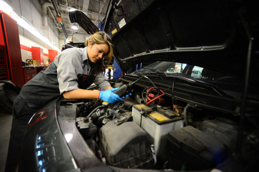 mujer mecaninca; Se niega a que una chica lo atienda en taller automotriz y queda en ridículo en redes sociales