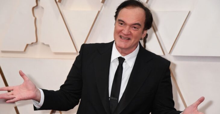 Quentin tarantino posando durante una alfombra roja en los Oscares
