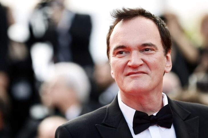 Quentin tarantino posando durante una alfombra roja en los Oscares