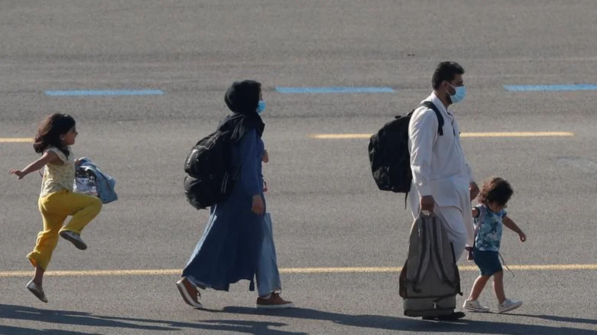 Niña evacuada de Afganistán salta de alegría al llegar a Bruselas