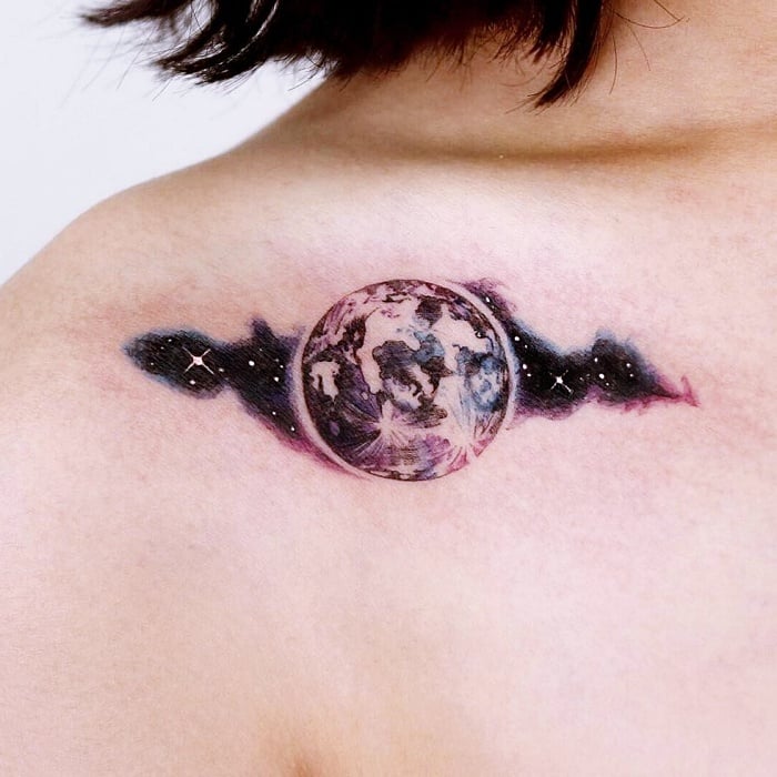 tatuajes inspirados en la galaxia, la luna, planetas, cosmos, galaxias, estrellas, en colores morados, azul, blanco y negro, rosa, blanco, gris