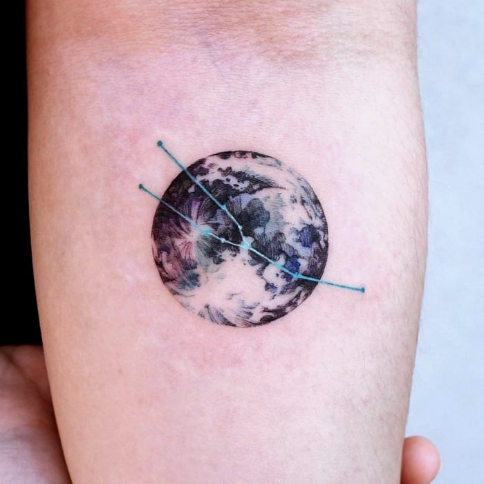 tatuajes inspirados en la galaxia, la luna, planetas, cosmos, galaxias, estrellas, en colores morados, azul, blanco y negro, rosa, blanco, gris