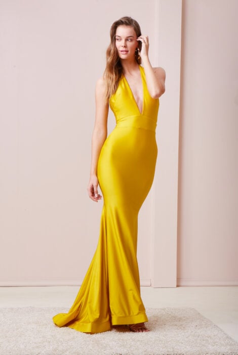 Chica posando con un vestido de color amarillo 