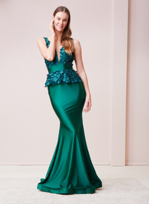 Chica posando con un vestido de color verde