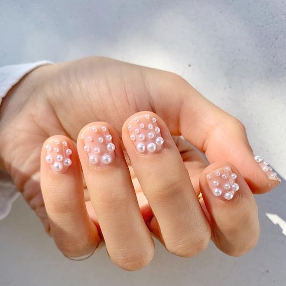 Manicura con perlas en ambas uñas ;17 Manicuras con perlas para sentirte como una sirena real