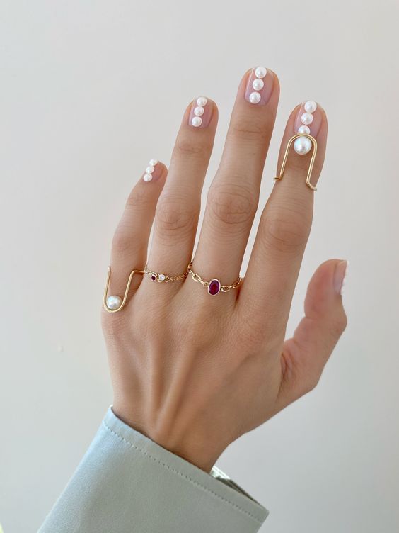 Manicura con perlas de diferentes tamaños ;17 Manicuras con perlas para sentirte como una sirena real