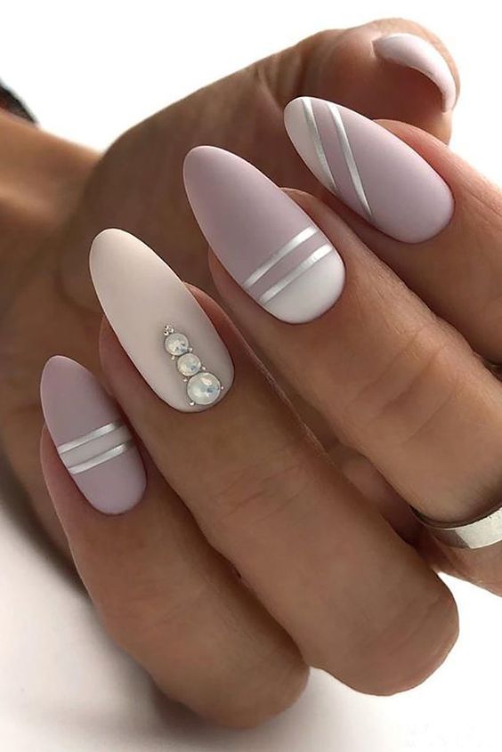 Manicura con perlas en un dedo ;17 Manicuras con perlas para sentirte como una sirena real