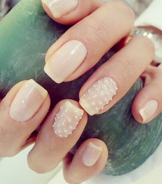 Manicura con perlas en dos dedos ;17 Manicuras con perlas para sentirte como una sirena real