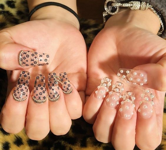 Manicura con uñas cristal y perlas ;17 Manicuras con perlas para sentirte como una sirena real