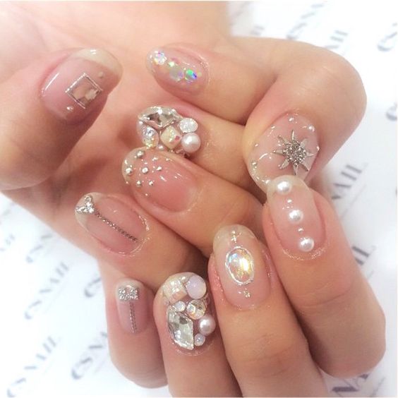 Manicura con líneas con perlas ;17 Manicuras con perlas para sentirte como una sirena real