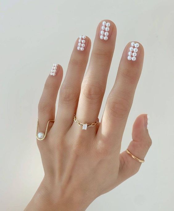 Manicura con doble línea de perlas ;17 Manicuras con perlas para sentirte como una sirena real