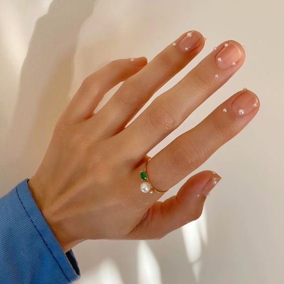 Manicura con perlitas bajas ;17 Manicuras con perlas para sentirte como una sirena real