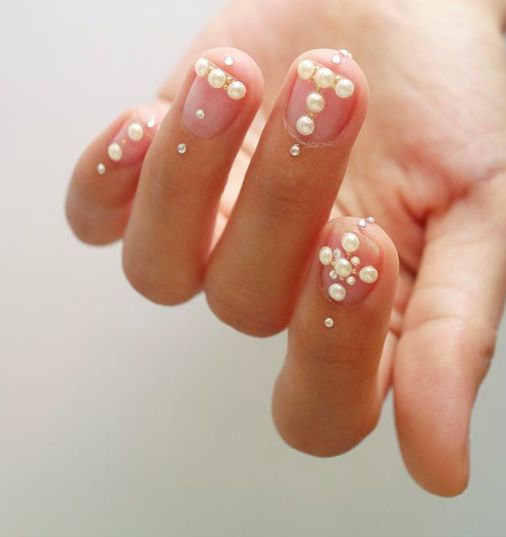 Manicura con perlas estilo 90s ;17 Manicuras con perlas para sentirte como una sirena real