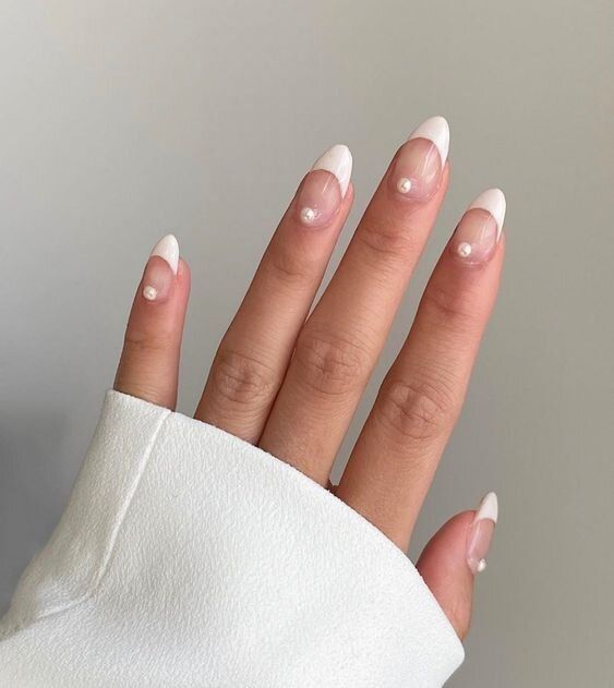 Manicura de boda con perlas pequeñas ;17 Manicuras con perlas para sentirte como una sirena real