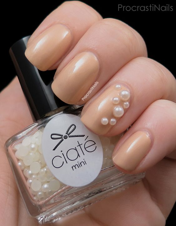 Manicura en tono beige con perla de un lado ;17 Manicuras con perlas para sentirte como una sirena real