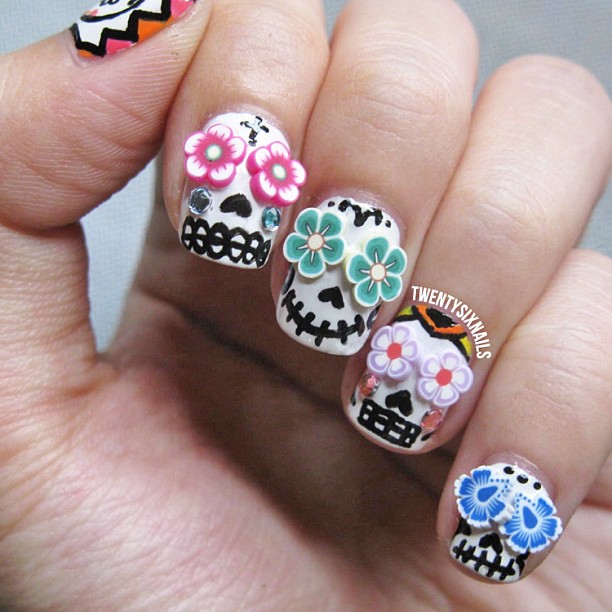 Nails with skulls;  ; 20 Ideas to give your nails a Mexican style and full of color