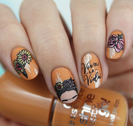 Manicura en color naranja con Frida Khalo ;20 Ideas para darle a tus uñas un estilo mexicano y lleno de color