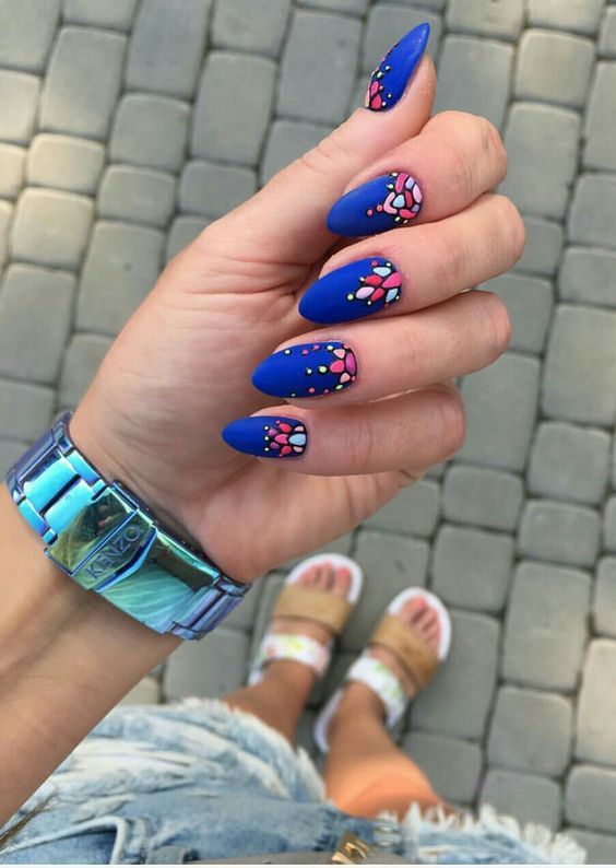 Royal blue nails with red flowers; 20 Ideas to give your nails a Mexican style and full of color