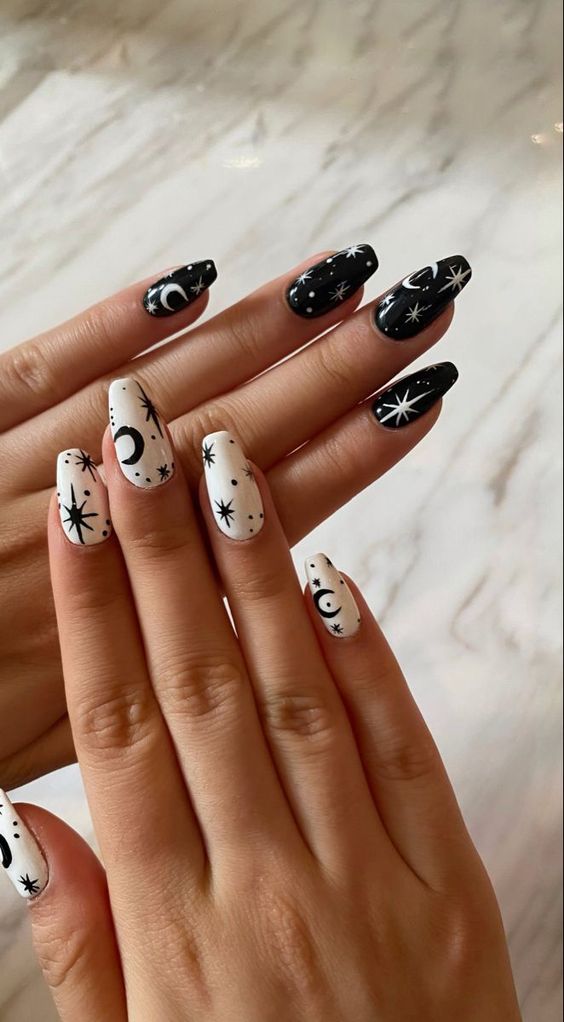 Manicura en tonos banco y negro con estrellas; 18 Manicuras a las que tu brujita interior no se resistirá