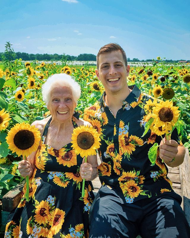 Ross Smith y Pauline Kana en campo de girasoles ;Abuela y nieto toman las mejores selfies