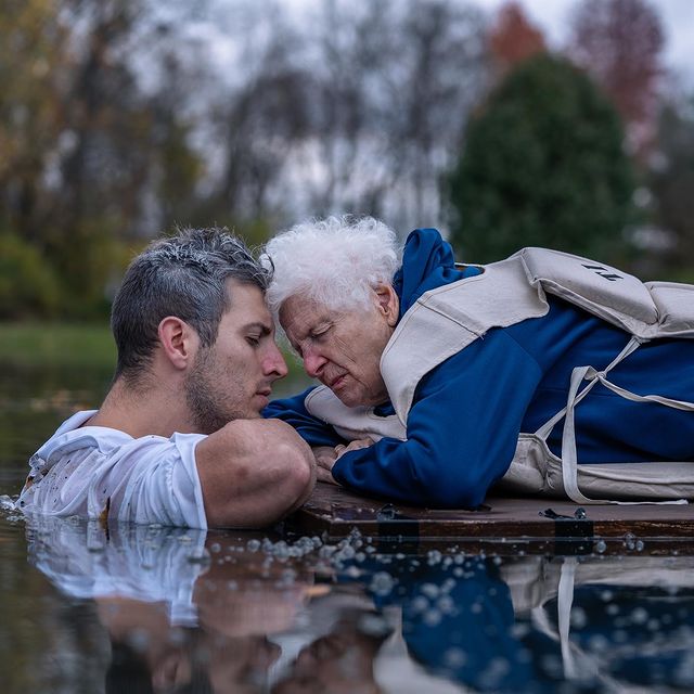 Ross Smith y Pauline Kana imitando Titanic ;Abuela y nieto toman las mejores selfies