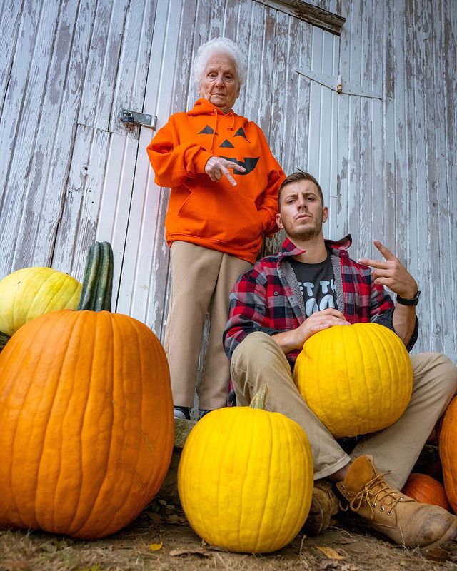 Ross Smith y Pauline Kana con calabazas ;Abuela y nieto toman las mejores selfies