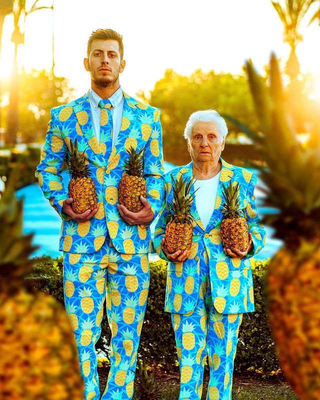 Ross Smith y Pauline Kana con piñas ;Abuela y nieto toman las mejores selfies