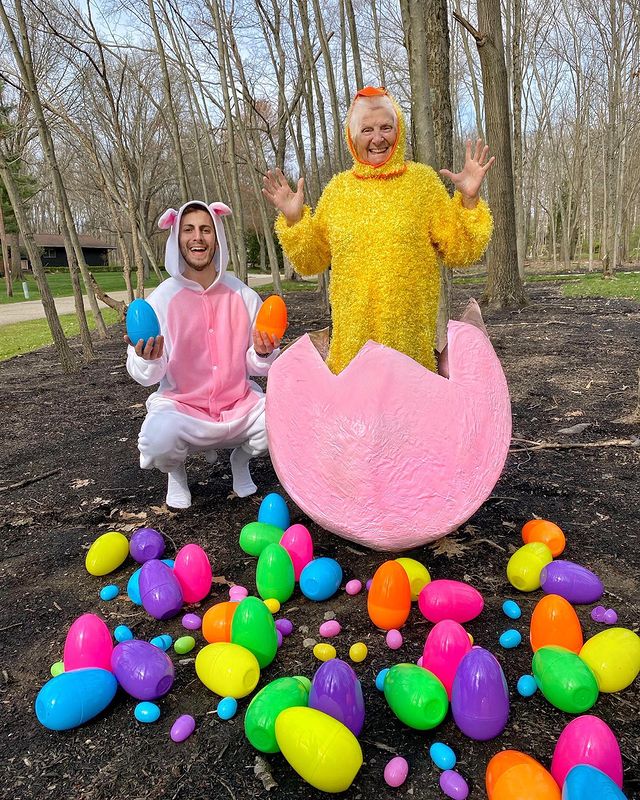 Ross Smith y Pauline Kana con huevos de pascua ;Abuela y nieto toman las mejores selfies