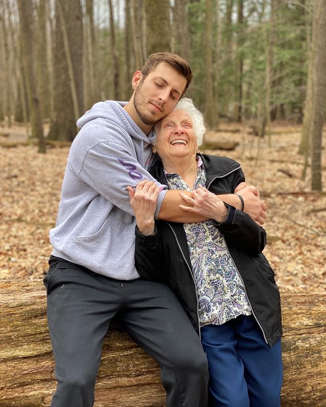 Ross Smith y Pauline Kana abrazados;Abuela y nieto toman las mejores selfies