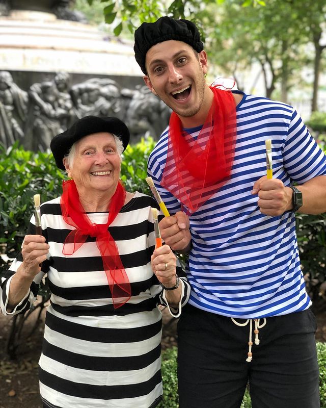 Ross Smith y Pauline Kana comiendo papas fritas ;Abuela y nieto toman las mejores selfies