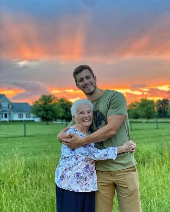 Ross Smith y Pauline Kana abrazados; Abuela y nieto toman las mejores selfies