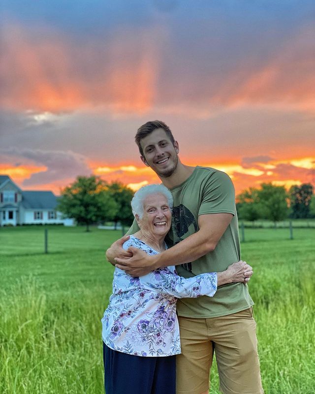 Ross Smith y Pauline Kana abrazados; Abuela y nieto toman las mejores selfies