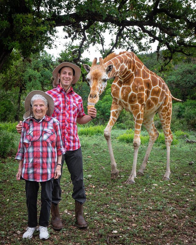 Ross Smith y Pauline Kana en zoológico ;Abuela y nieto toman las mejores selfies