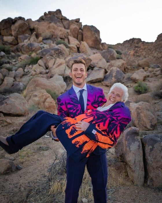 Ross Smith y Pauline Kana cargándose ;Abuela y nieto toman las mejores selfies