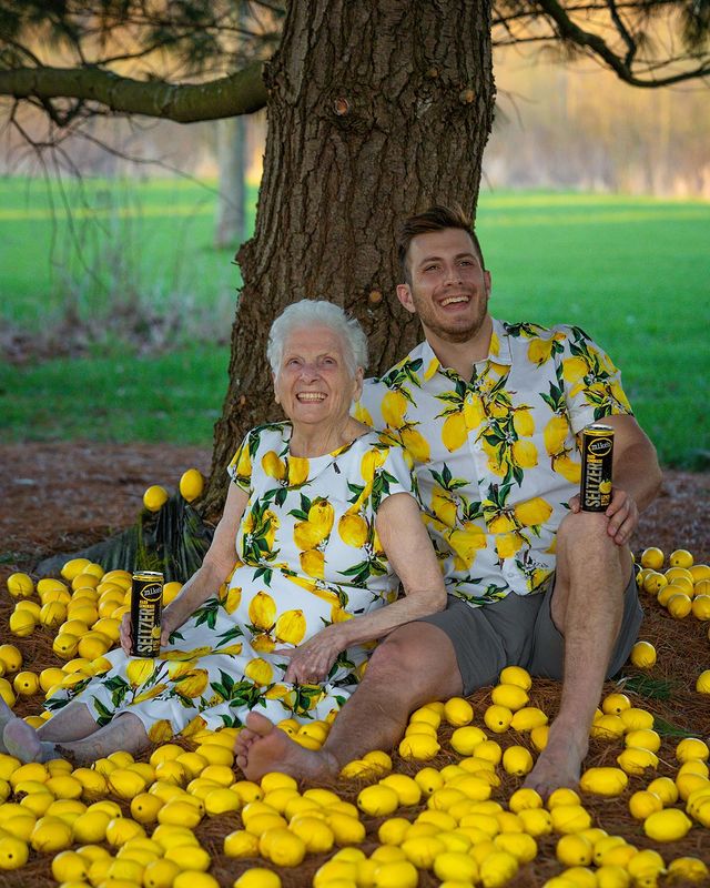 Ross Smith y Pauline Kana bajo un árbol ;Abuela y nieto toman las mejores selfies