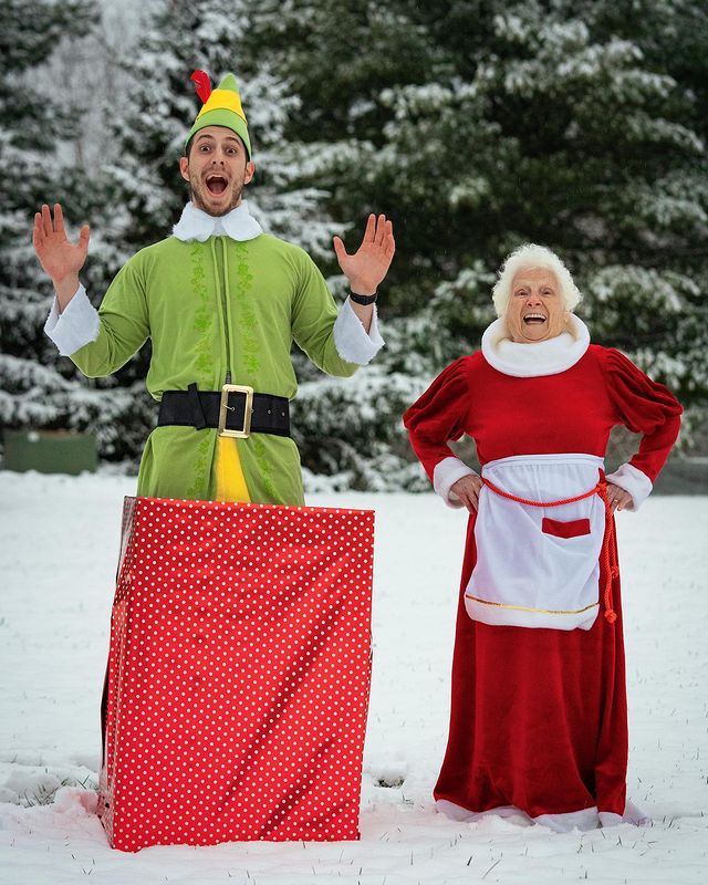 Ross Smith y Pauline Kana celebrando Navidad ;Abuela y nieto toman las mejores selfies