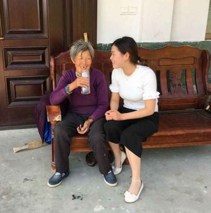 mujeres bebiendo; Adoptó a bebé abandonada y 25 años después, ella le agradece con una casa