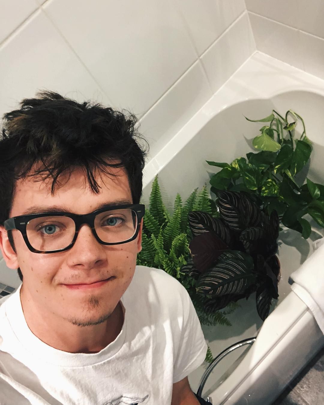 Asa Butterfield, de 'Sex Education', enfurece contra sus fans por acosarlo