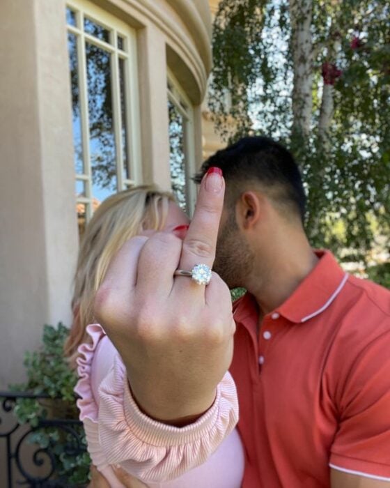 Britney Spears mostrando su anillo de compromiso 