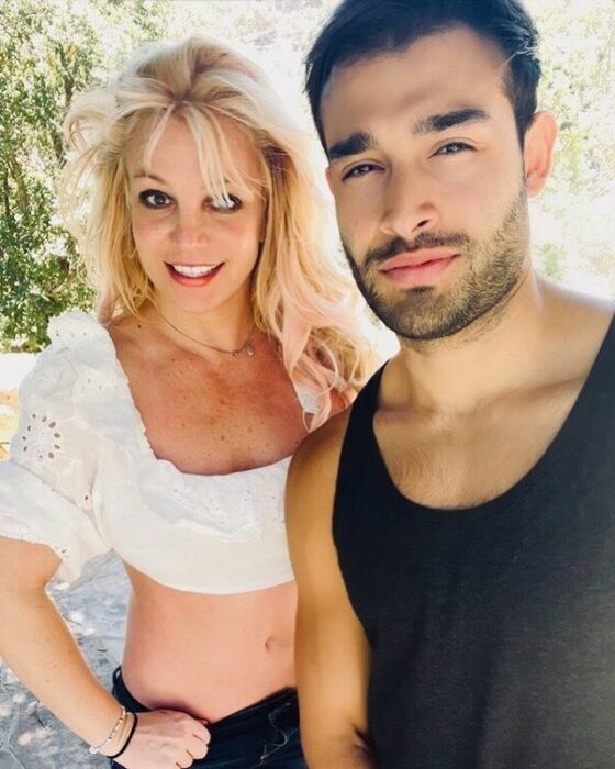 Britney Spears posando en una foto junto a su novio 