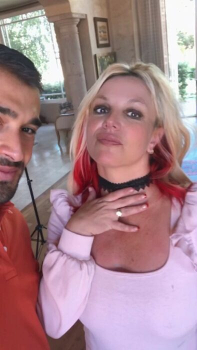 Britney Spears mostrando su anillo de compromiso 