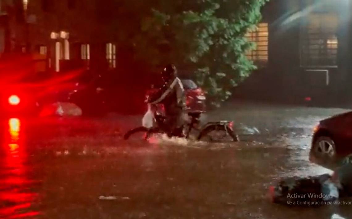 Repartidor en motocicleta; Buscan a repartidor que entregó pedido en plena inundación para darle una fortuna PORTADA 2100